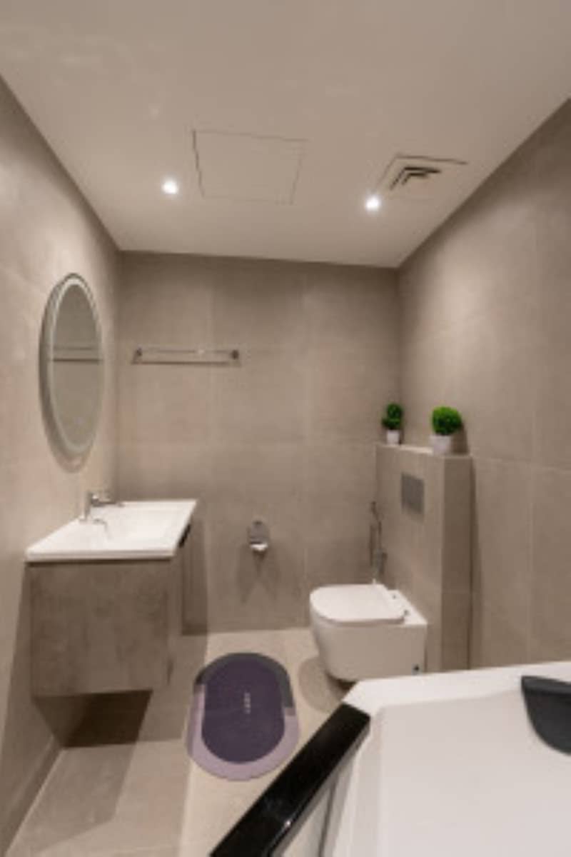 26 seconf bathroom. jpg