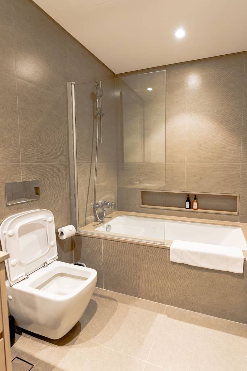 26 bathtub. jpg