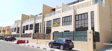 اقتنص الفرصة: فيلا 5 غرف نوم + غرفة خادمة، جميع الغرف ماستر، شرفات، فناء خلفي، بعيدة عن مسار الطيران، صيانة ممتازة، مواقف سيارات، موقع مميز.