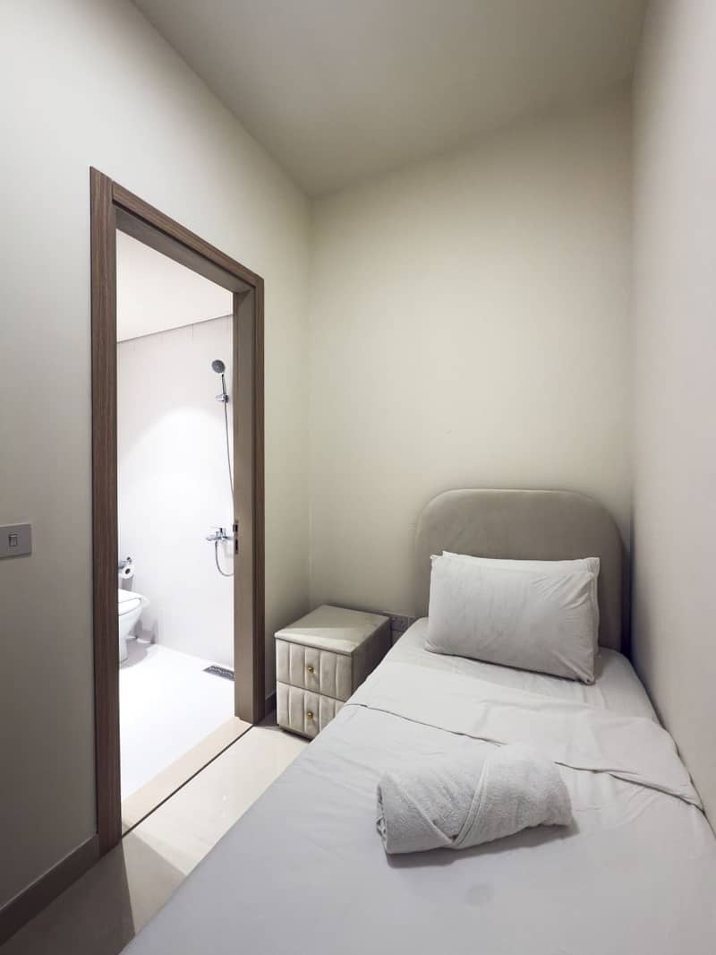 43 maids room washroom . jpg