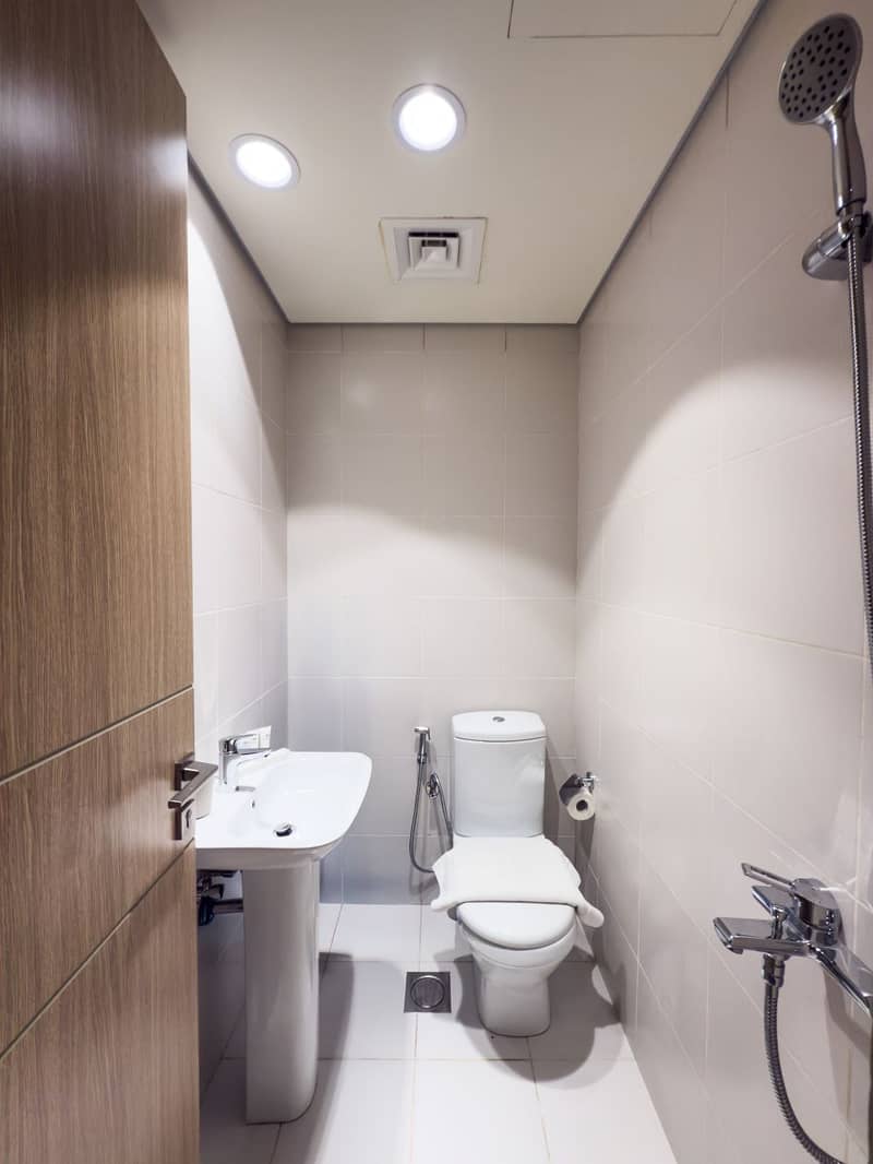 70 washroom . jpg