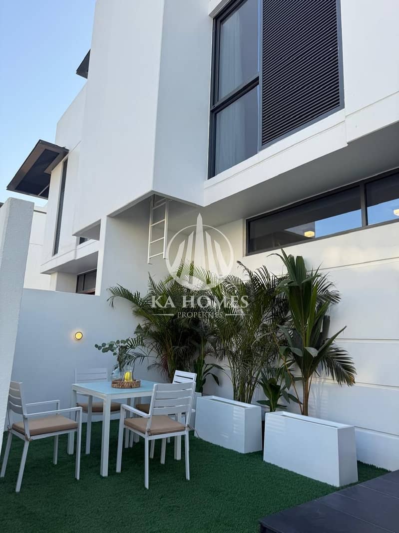 Ready-to-move-in villa - Registration fee discount - Golden residency - Freehold ownership - Easy installments for 4 years - Image 1