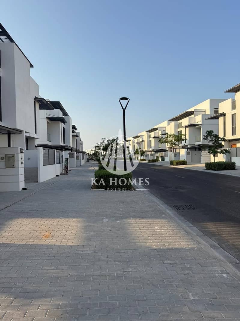 Ready-to-move-in villa - Registration fee discount - Golden residency - Freehold ownership - Easy installments for 4 years - Image 3