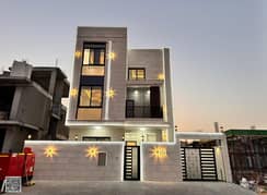 فيلا للبيع 6 غرف نوم | الزاهية - عجمان- طابقان + سطح + حديقة ومسبح. السعر يشمل الماء والكهرباء والمكيفات