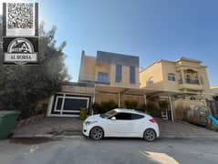 للإيجار فيلا في الياسمين – عجمان، 5 غرف + مجلس + صالة + غرفة خادمة، جاهزة للسكن فوراً.