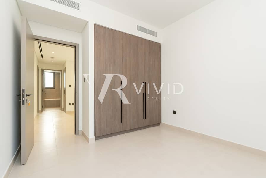 Single Row | Kitchen Equipped | Garage Door - Image 12