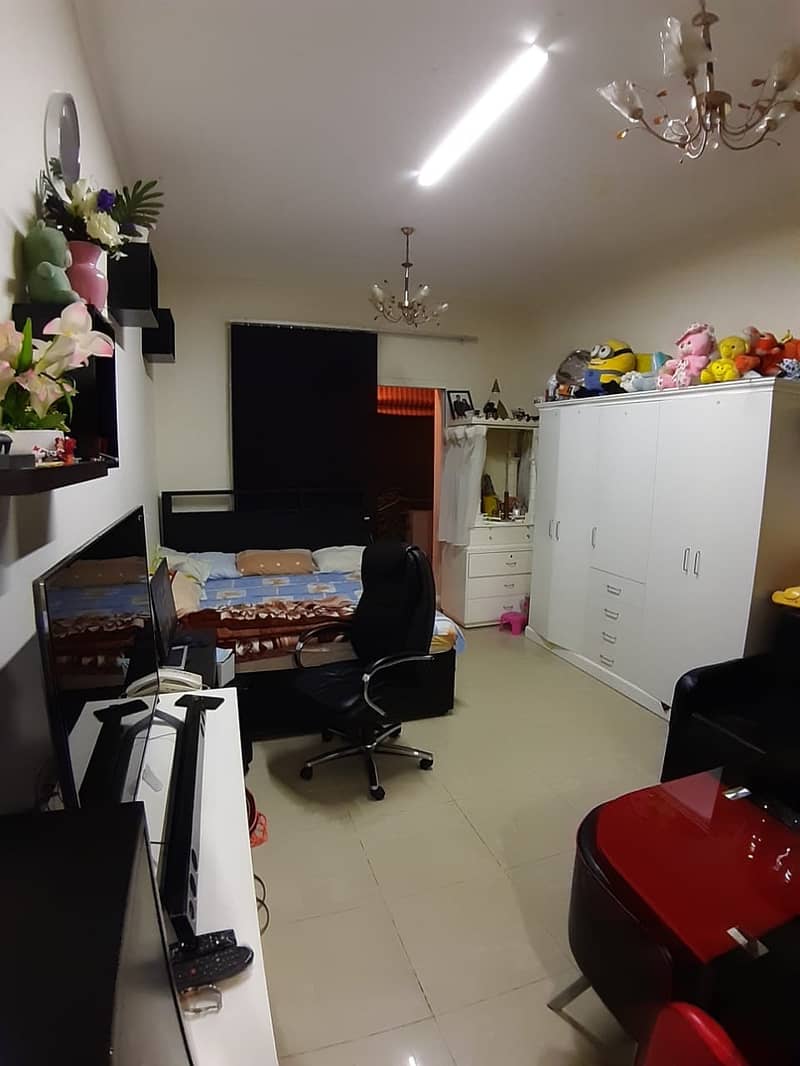 CBD - TRAFLAGAR LARGE STUDIO WITH BALCONY FOR RENT