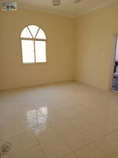 5 غرف نوم واسعة مجلس منفصل توزيع داخلي مناسب للعائلات الكبيرة ارتداد خارجي يوفر مساحة إضافية وخصوصية باركن خاص للسيارات