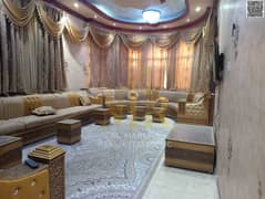 فيلا رائعة للبيع في عجمان، منطقة الروضة، قريب من شارع شيخ عمار بسعر مميز يشمل الكهرباء والماء ومكيفات وفرش . تتميز هذه الفيلا الفاخرة بتصميم داخلي ف