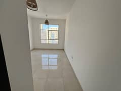 موقع مميز قريب من السوق الصيني والقبائل للتخفيضات وعلى مخرج شارع محمد بن زايد شقة غرفة وصالة للإيجار السنوي في موقع استراتيجي يسهل الوصول منه إلى جمي