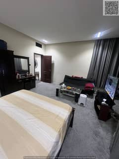 غرفة وصالة للبيع في أبراج الخور عجمان، مساحة 940 قدم، إطلالة مفتوحة على تاور الساعة، مع الفرش وجاهزة للسكن.