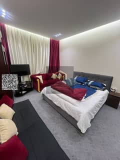 شقه للبيع في ابراج الخور اطلالة برج الساعه البيع مع العفش فرصة رائعه للسكن او الاستثمار تواصل معنا فورا غرفه وصاله وحمام مساحه واسعه بموقع مميز