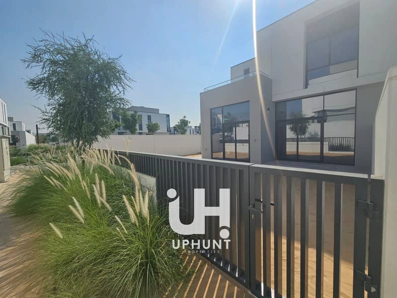 CORNER HUG PLOT SINGAL ROW VACANT UNIT