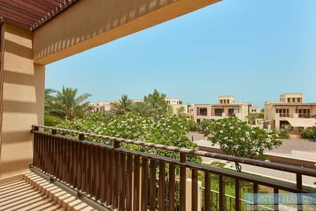 Lovely Open Kitchen - Spacious 3 Bedroom Townhouse Lovely Open Kitchen - Spacious 3 Bedroom Townhouse