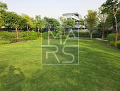 فيلا فاخرة مكونة من 5 غرف نوم مطلة على الغابة بجوار حديقة للإيجار بسعر 350 ألف