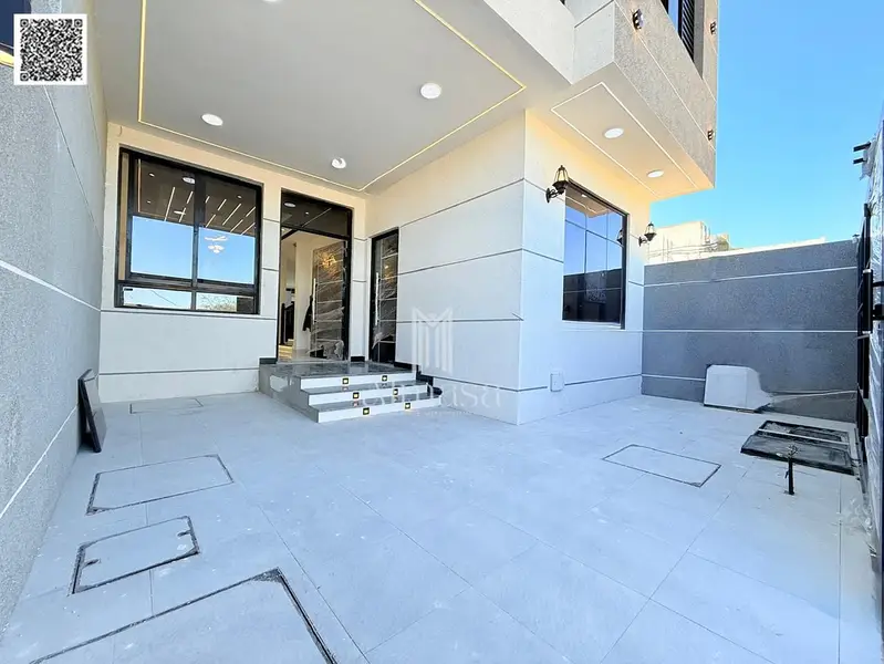 Exceptional Opportunity | Spacious Villa on Main Street - View 2