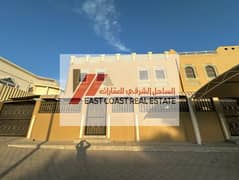 فیلا في منطقة الفصيل 4 غرف 75000 درهم - 13997015