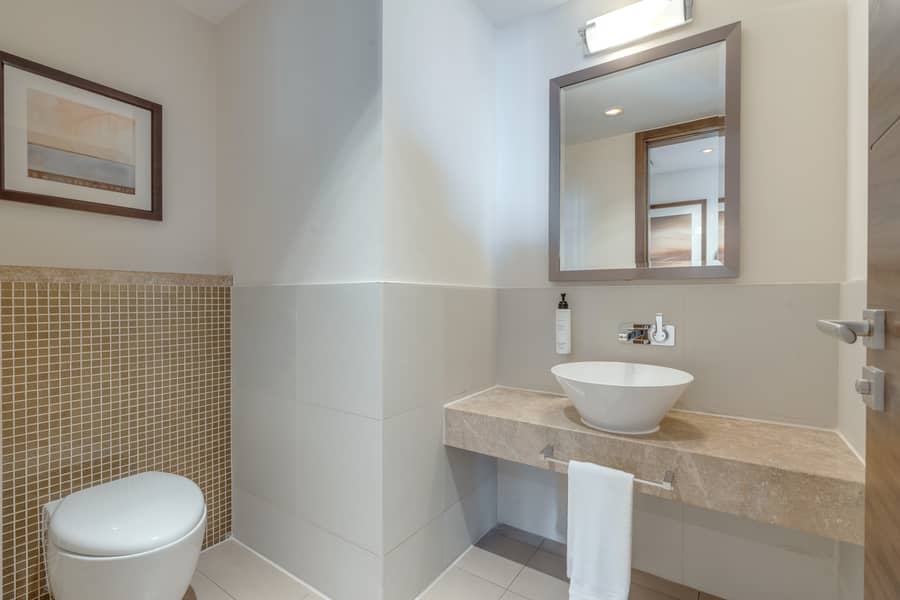 9 H1P9_2_bedroom_apartment_guest_bathroom. jpg