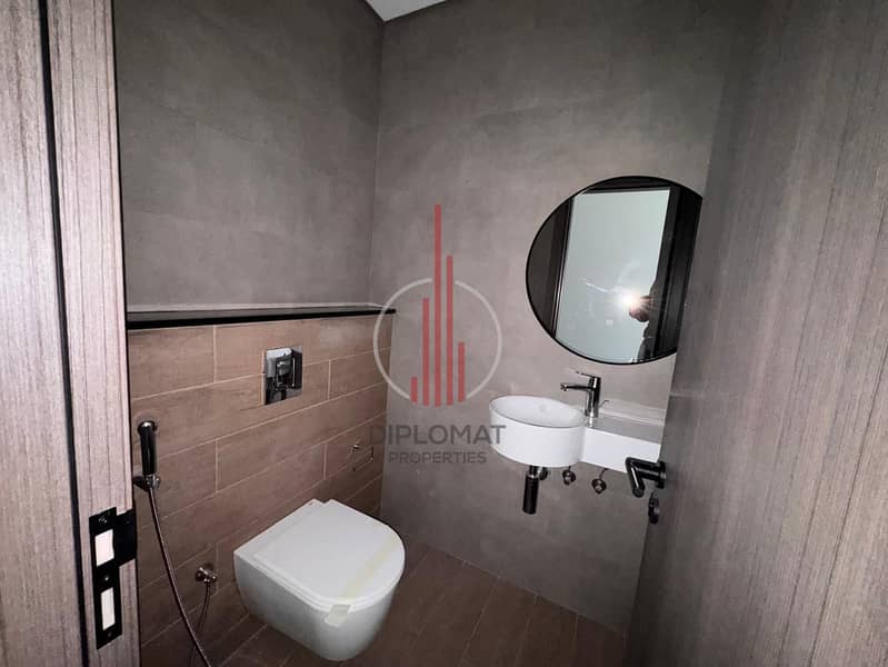 Luxurious | Fully Furnished | Prime Location - Image 10