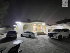 فيلا للبيع بالروضة 2 موقع مميز تملك حر لجميع الجنسيات مساحه الارض 10000 قدم يتكون من ٣ غرف بها ملحق فى الحوش شامل الكهرباء والمياه