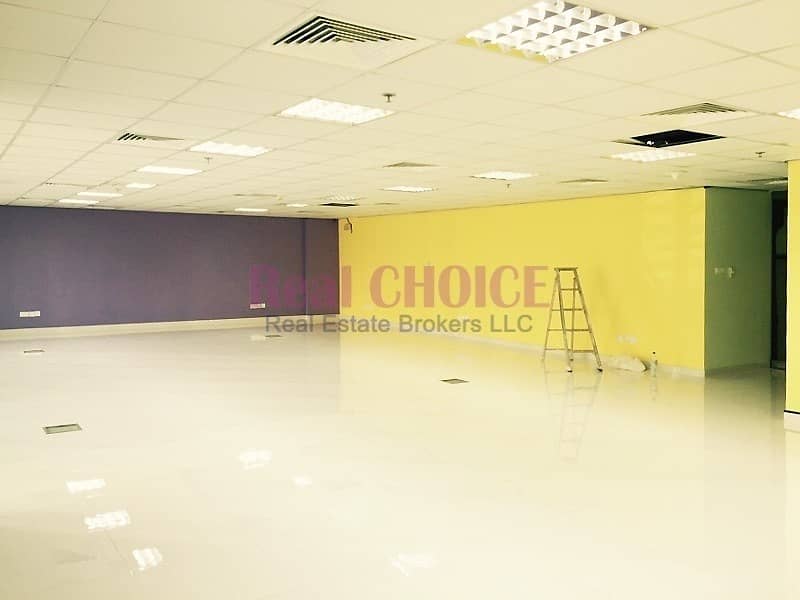 Walking Distance to the Metro Station|Spacious Walking Distance to the Metro Station|Spacious
