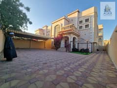 شامل مياة وكهرباء ومكيفات | مقابل المسجد بواجهة حجرية | 5 غرف ومجلس وصالة وغرفة خادمة