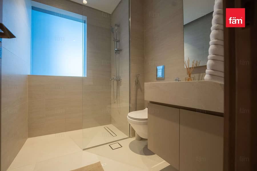 Futuristic Design Spacious Luxurious Property - Image 9