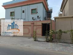 فيلا جديدة جميلة ورائعة للإيجار في منطقة الروضة 3 بعجمان، تشمل الماء والكهرباء والصرف الصحي.