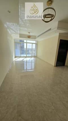 ثلاث غرف وصاله مع 3 حمام وخزائن بالحائط وبلكونه اطلاله مفتوحه موقع استراتيجي متميز متاح معاها باركنج داخل المبني خاص وشهر مجانا