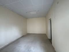 للايجار السنوي في الشارقه بالتـحديد منطقه الصبغه بيتـ عربي مكون من ثلاث غرف وصاله ب مساحه ممتـازه ومطبخ وحوش واثنين حمام ب تـسهيلاتـ في الدفع