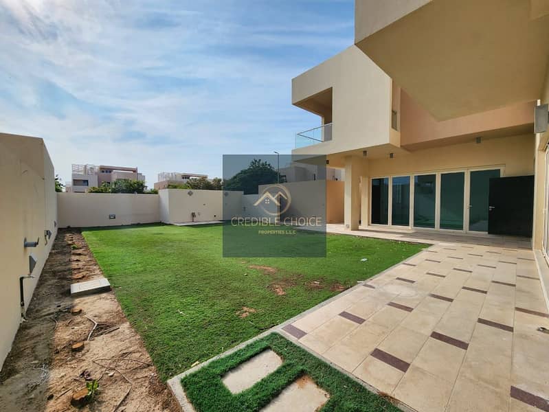 HUGE VILLA | SPACIOUS PRIVATE GARDEN | PRIVATE GARAGE