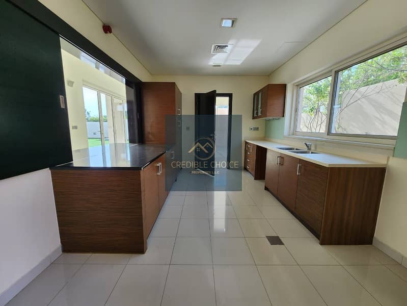 HUGE VILLA | SPACIOUS PRIVATE GARDEN | PRIVATE GARAGE - Image 9