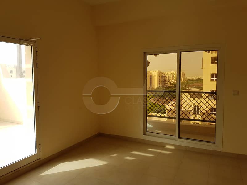 Pool View | Closed kitchen | Terrace | 1 Bed |