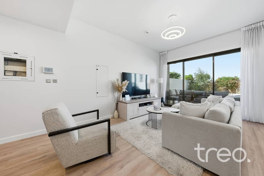 Stunning Townhouse | Large Plot | On Pool & Park - Image 2