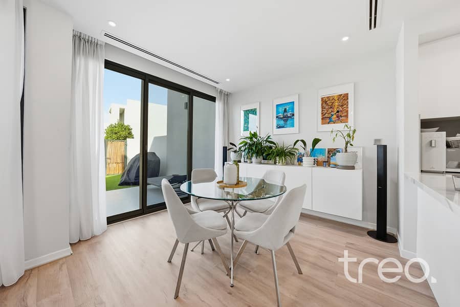 Stunning Townhouse | Large Plot | On Pool & Park - Image 4