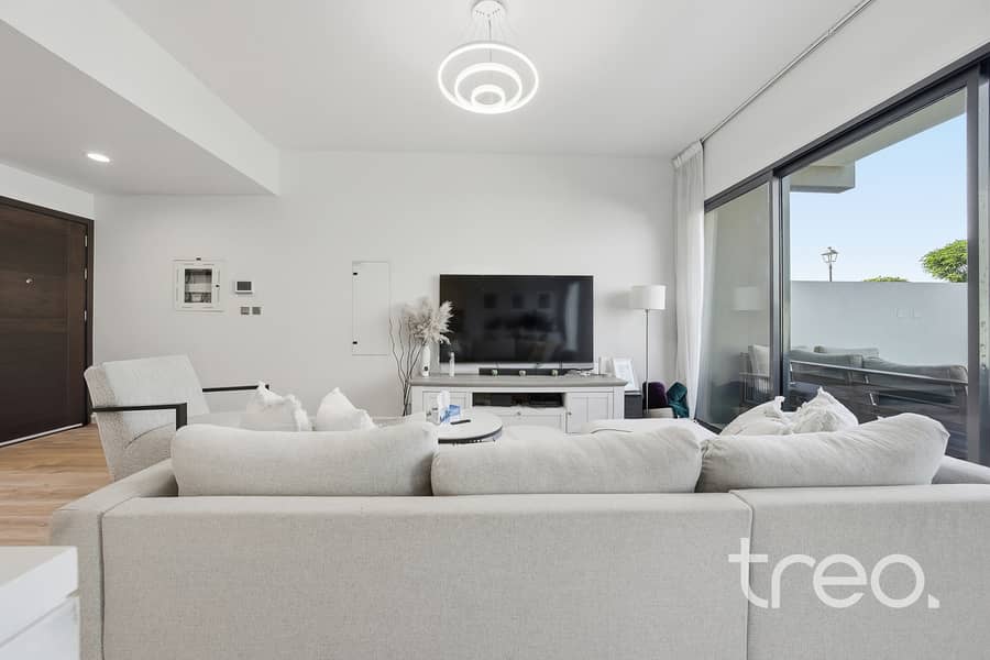 Stunning Townhouse | Large Plot | On Pool & Park - Image 5