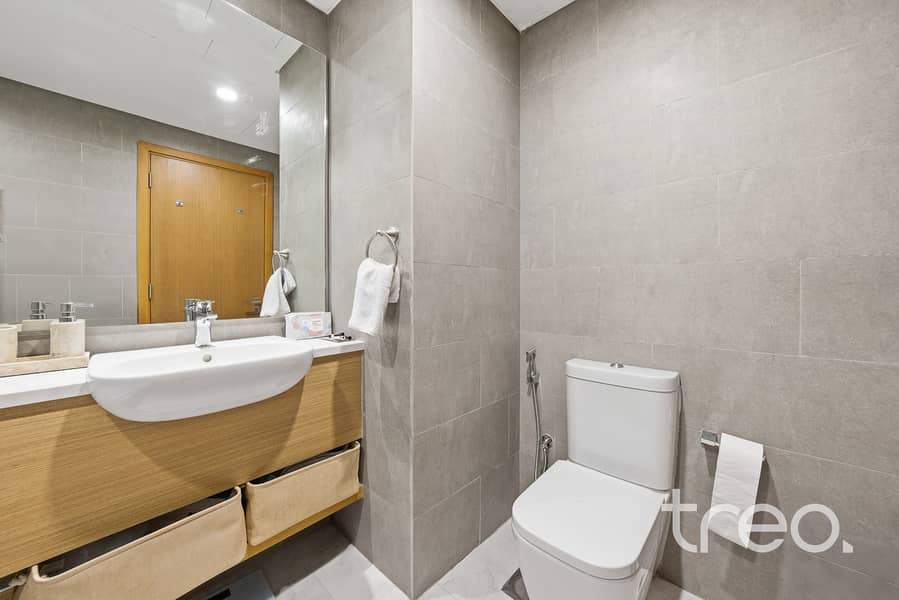 Stunning Townhouse | Large Plot | On Pool & Park - Image 8