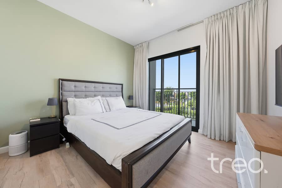 Stunning Townhouse | Large Plot | On Pool & Park - Image 10