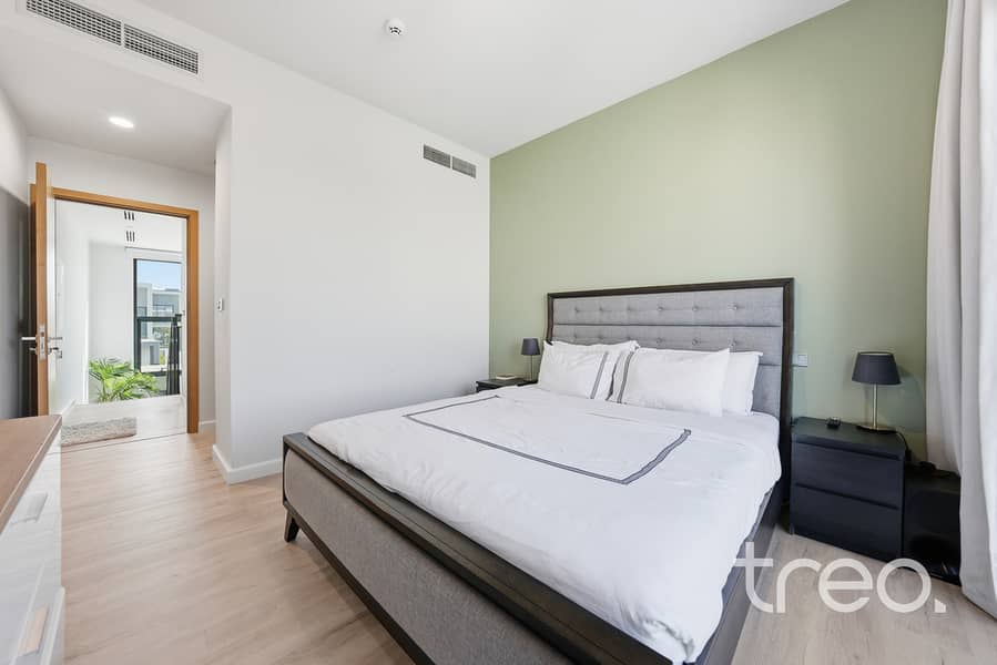 Stunning Townhouse | Large Plot | On Pool & Park - Image 11