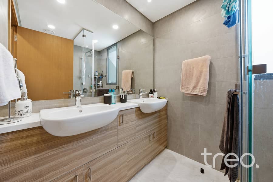 Stunning Townhouse | Large Plot | On Pool & Park - Image 12