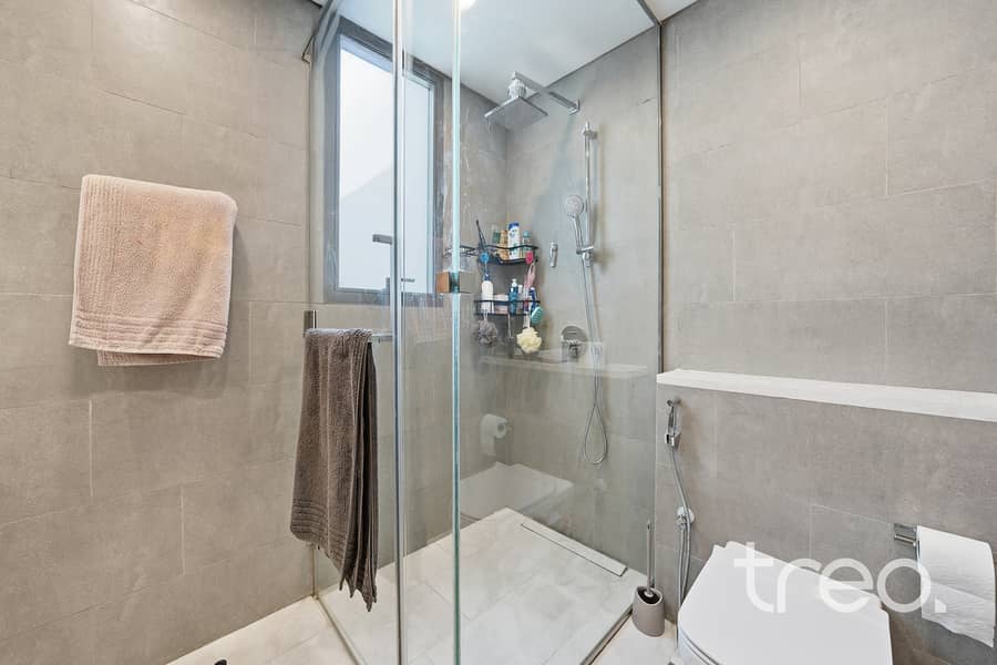 Stunning Townhouse | Large Plot | On Pool & Park - Image 13