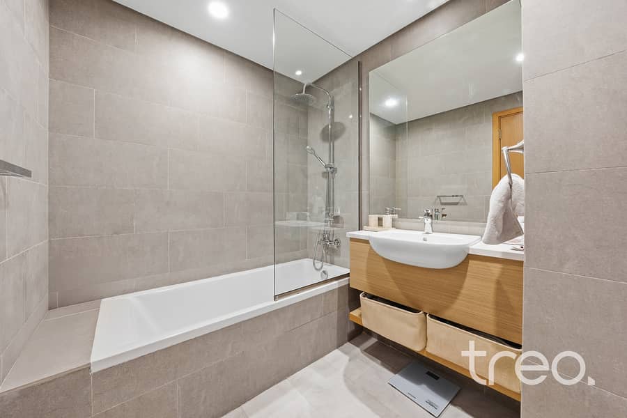 Stunning Townhouse | Large Plot | On Pool & Park - Image 18