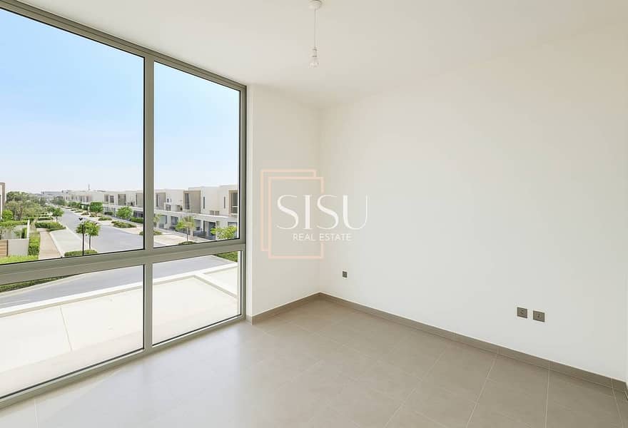 Vacant | Impeccable Condition | Landscaped - Image 8