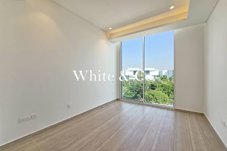 Handed Over | Front Row | Lagoon Views - Image 10