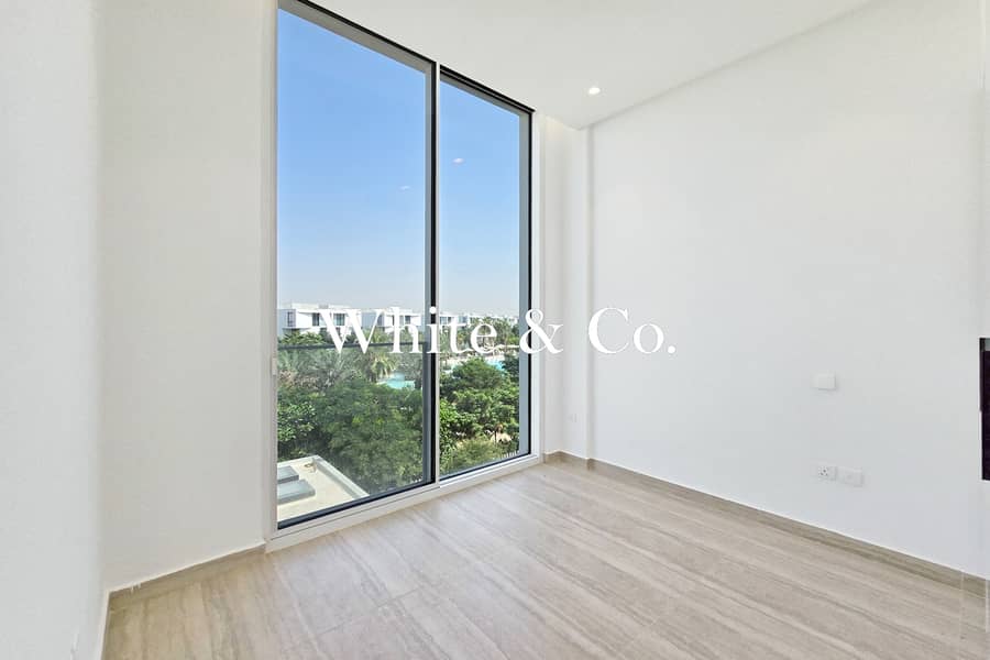 Handed Over | Front Row | Lagoon Views - Image 12