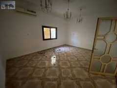 فيلا للإيجار في النعيمية 1 طابق أرضي مقابل فندق وأسواق العين، 3 غرف مع مكيفات، حوش صغير، موقع مميز وسعر مناسب