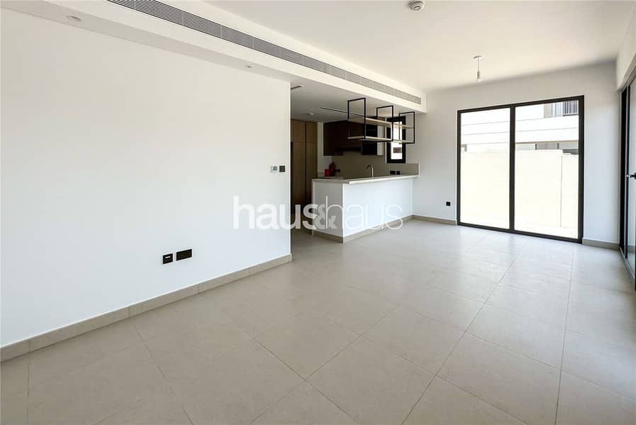 Single Row | Landscaped | Live Sky Suite | March - Image 5