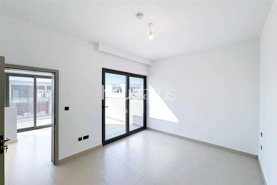 Single Row | Landscaped | Live Sky Suite | March - Image 20