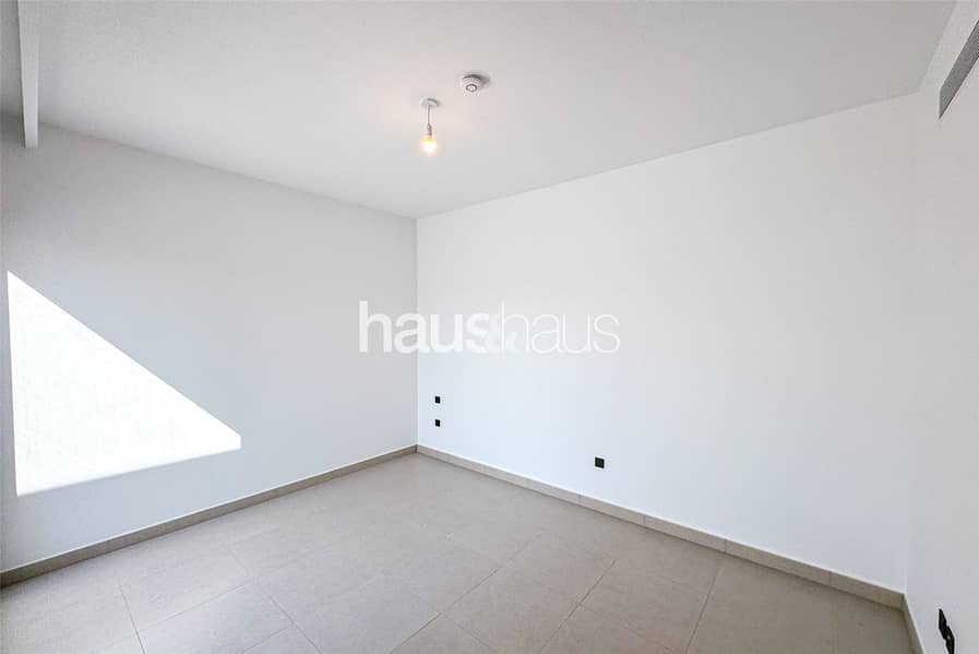 Single Row | Landscaped | Live Sky Suite | March - Image 22