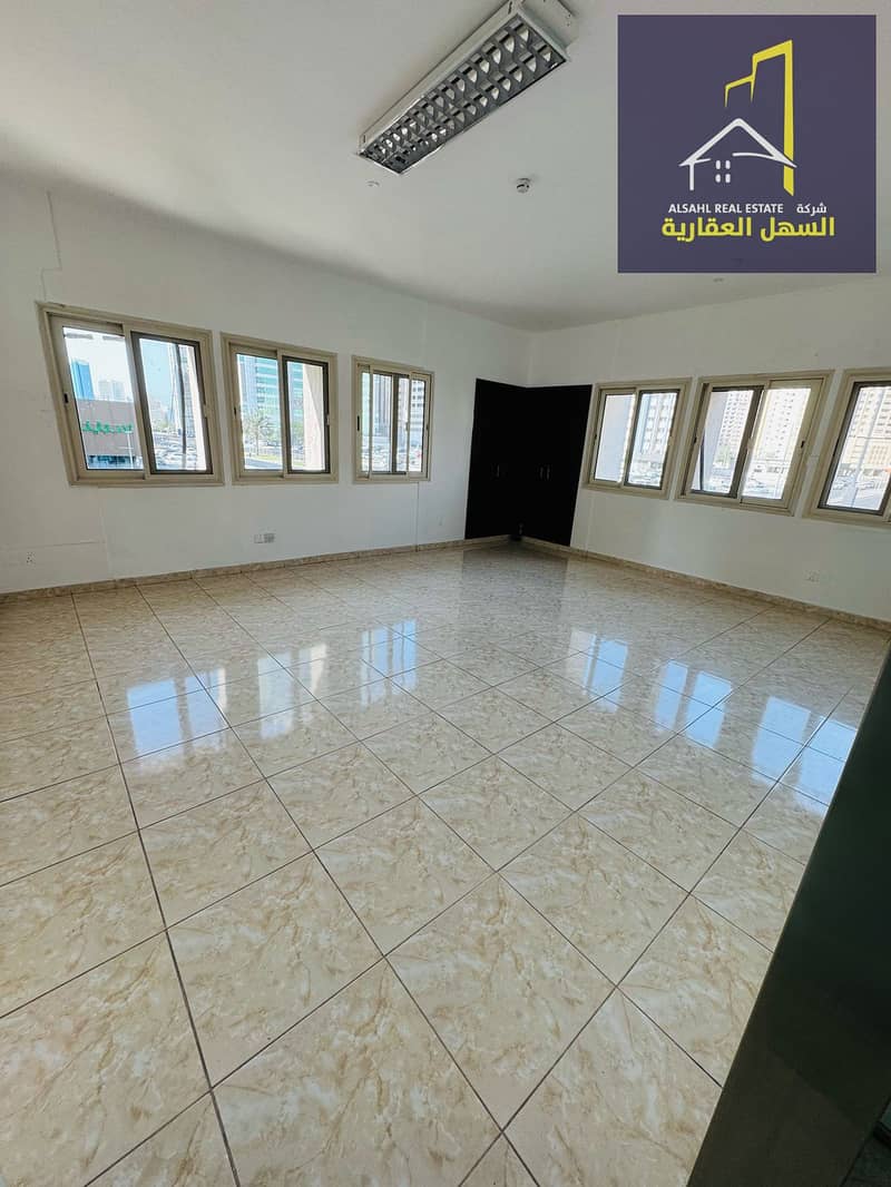 Office in a Strategic Location in Al Majaz 1 - Поглед 2